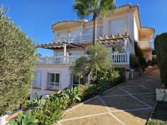 Villa Artola Alta € 1.495.000,-